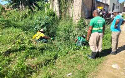 Prefeitura de Ilhéus realiza limpeza de canal no Santo Antônio de Pádua.