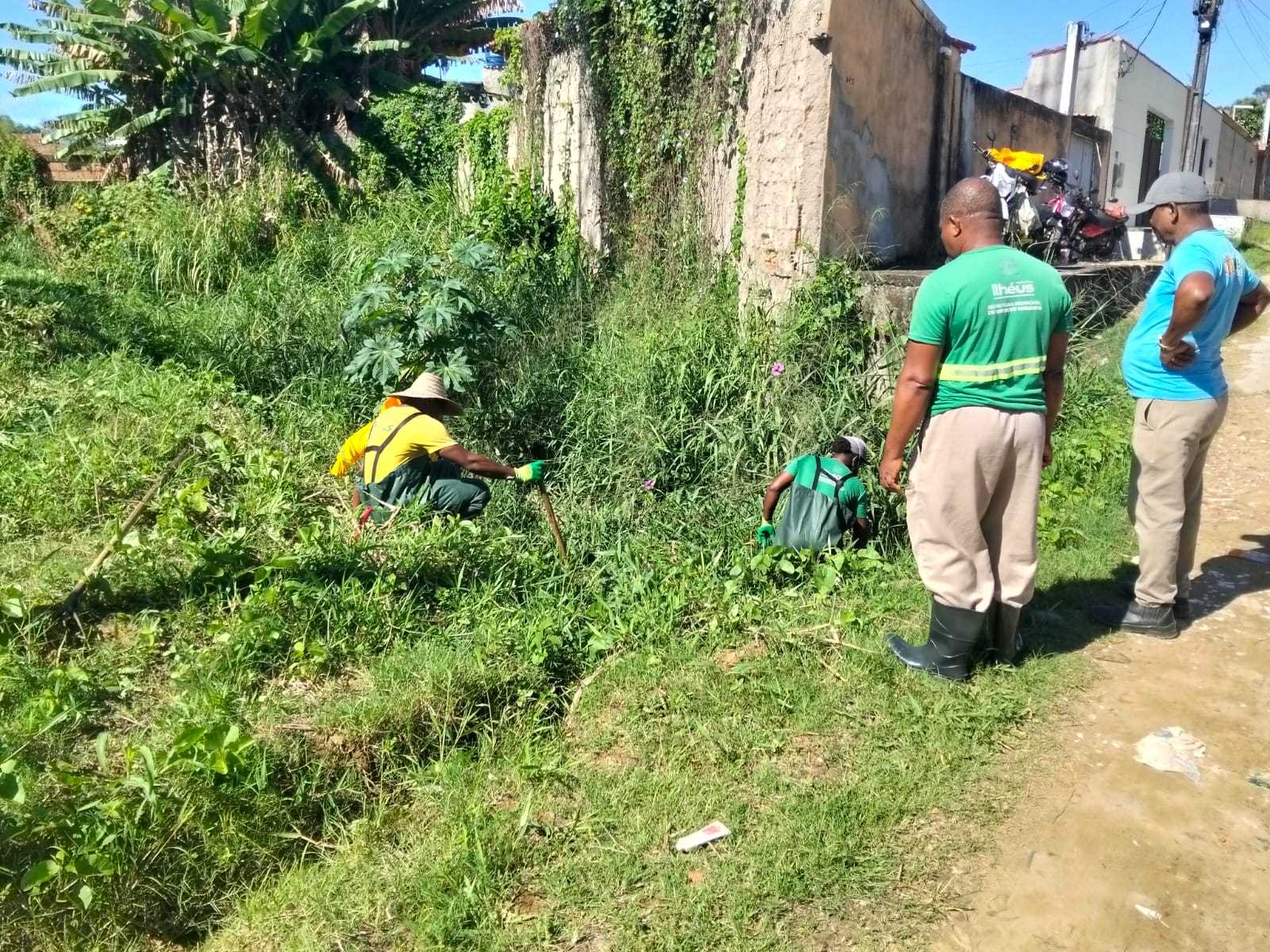 Prefeitura de Ilhéus realiza limpeza de canal no Santo Antônio de Pádua.