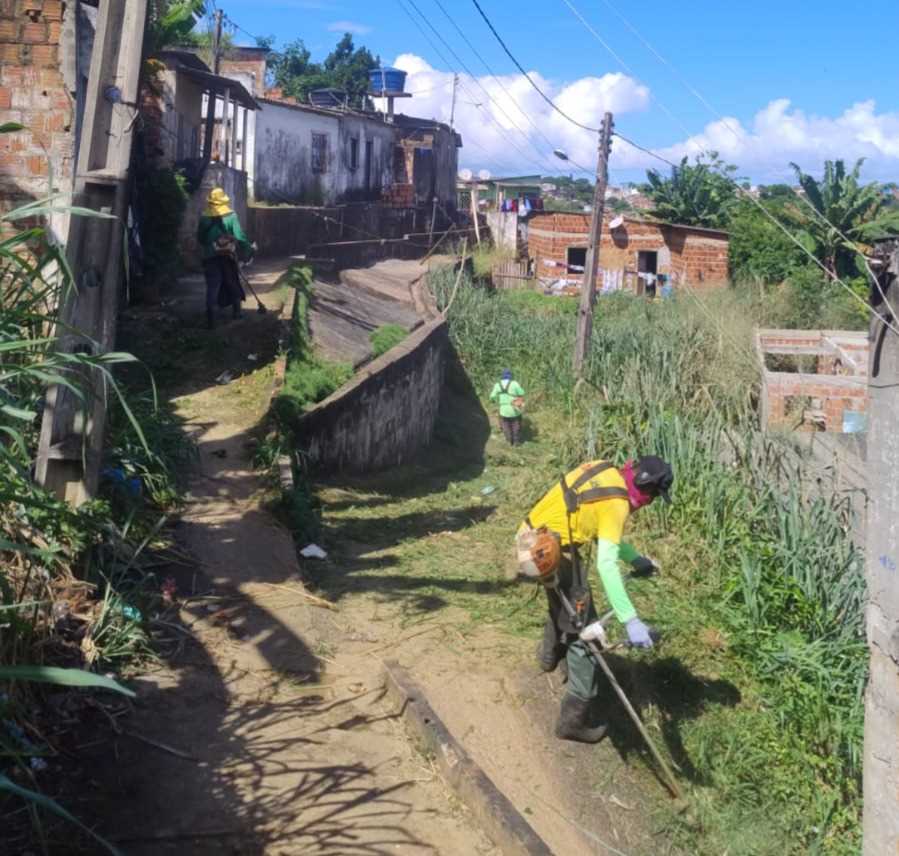 Alto da Esperança recebe serviços de roçagem e limpeza.