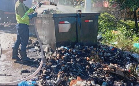 Prefeitura de Ilhéus alerta sobre vandalismo contra caixa coletora de lixo.