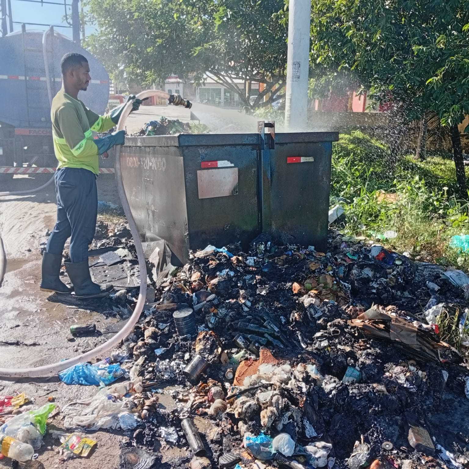 Prefeitura de Ilhéus alerta sobre vandalismo contra caixa coletora de lixo.