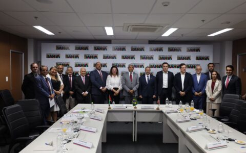 Governador discute avanços dos investimentos em sustentabilidade na Bahia com embaixador dos Emirados Árabes.