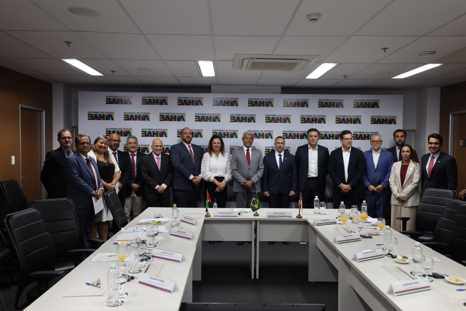 Governador discute avanços dos investimentos em sustentabilidade na Bahia com embaixador dos Emirados Árabes.