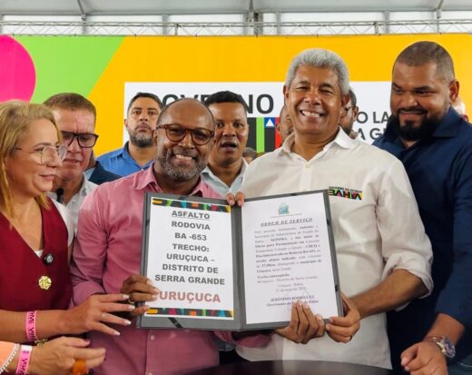 Em Uruçuca, Bebeto Galvão participa de ato que marca início das obras de pavimentação da estrada até Serra Grande.