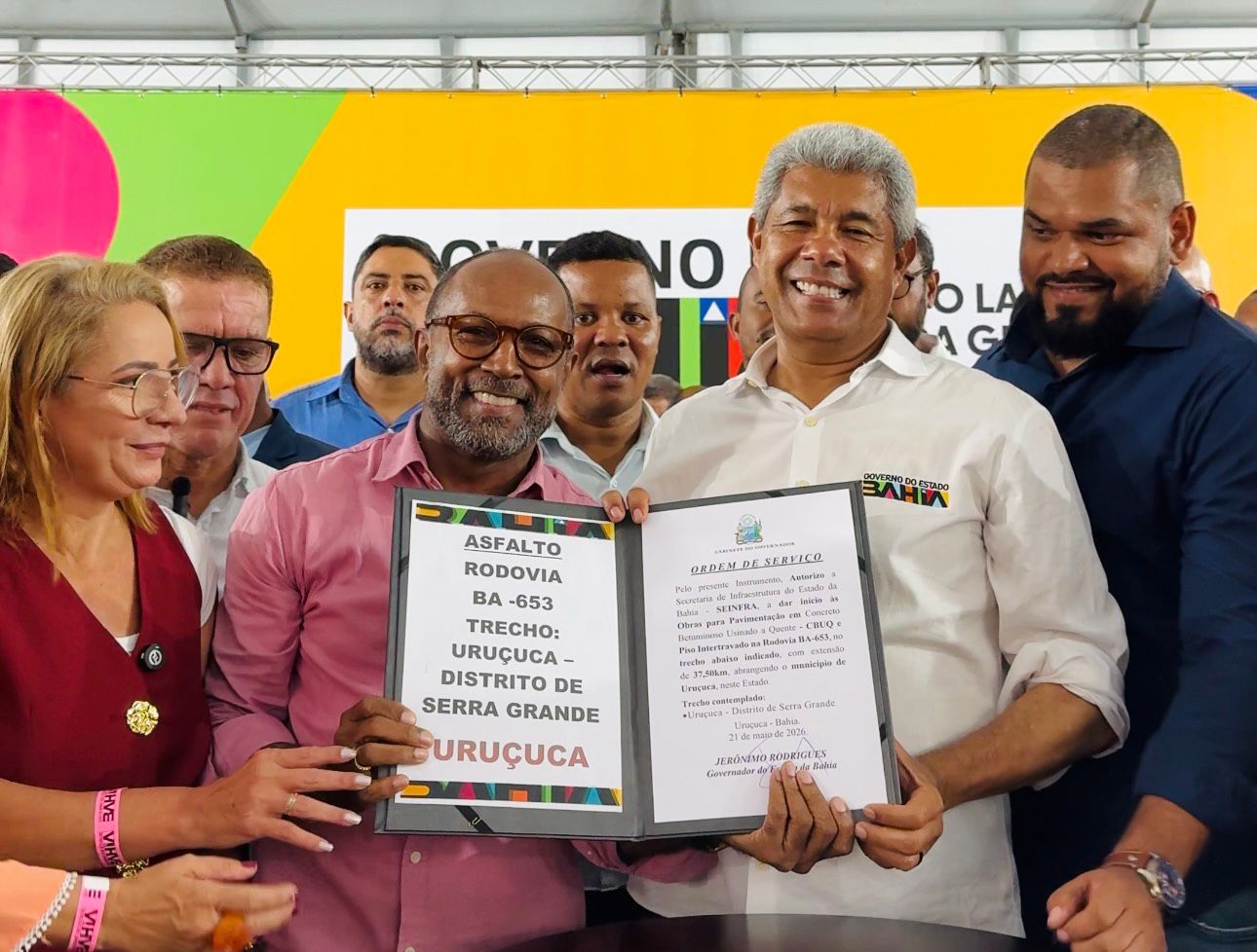 Em Uruçuca, Bebeto Galvão participa de ato que marca início das obras de pavimentação da estrada até Serra Grande.