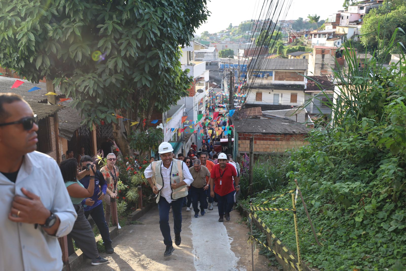 Investimentos do Estado em obras de encostas ampliam segurança e protegem famílias em Ilhéus.