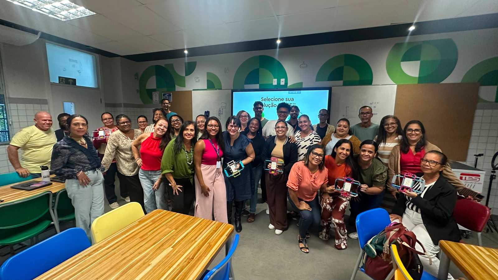 Educação Integral de Ilhéus participa de oficina de robótica educacional.