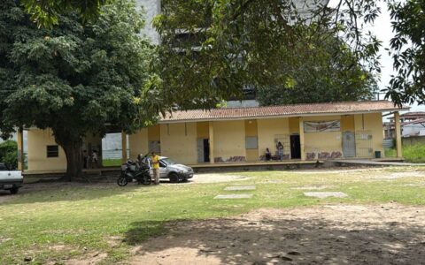 Colégio Gisélia Soares recebe serviços de roçagem e capinagem.