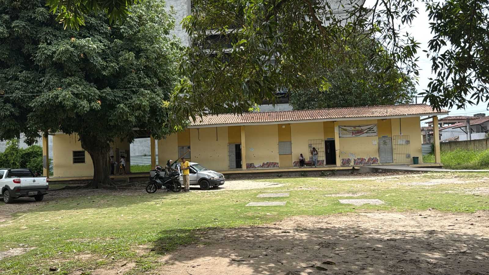 Colégio Gisélia Soares recebe serviços de roçagem e capinagem.
