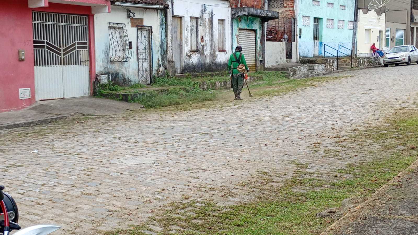 Banco da Vitória, APAE e Outeiro de São Sebastião recebem serviços de manutenção urbana.