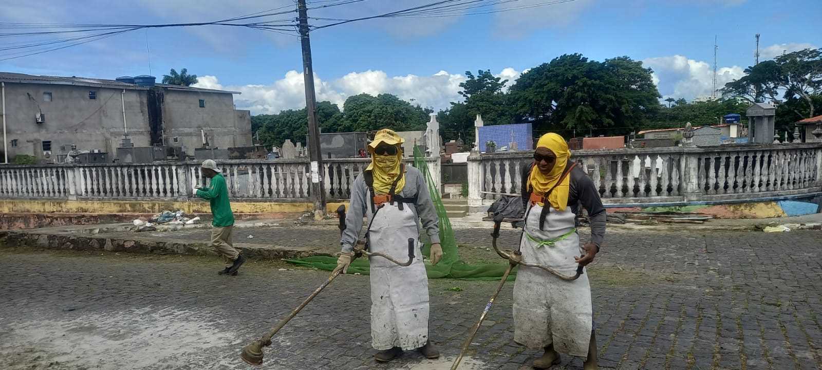 Prefeitura realiza serviços de roçagem no Alto Teresópolis e na Ladeira da Baixa Fria.