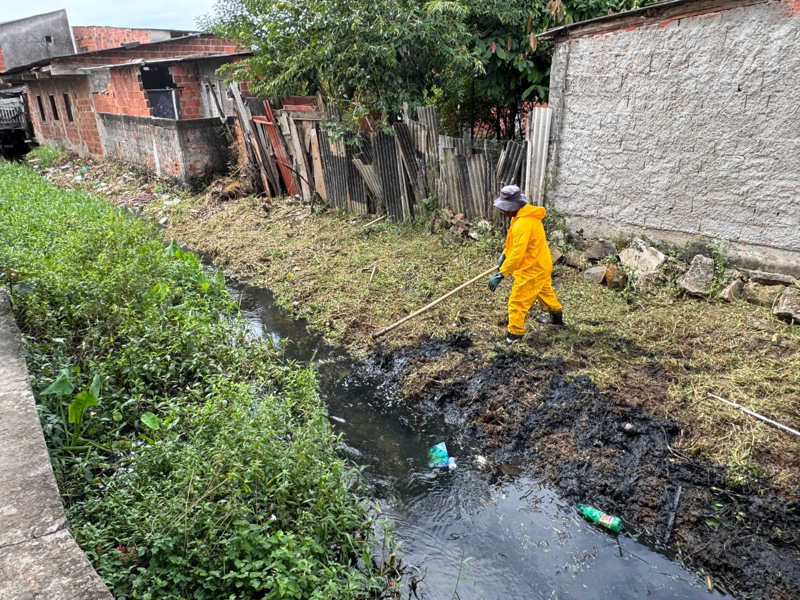 Canal do Ilhéus II recebe serviços de limpeza e manutenção.