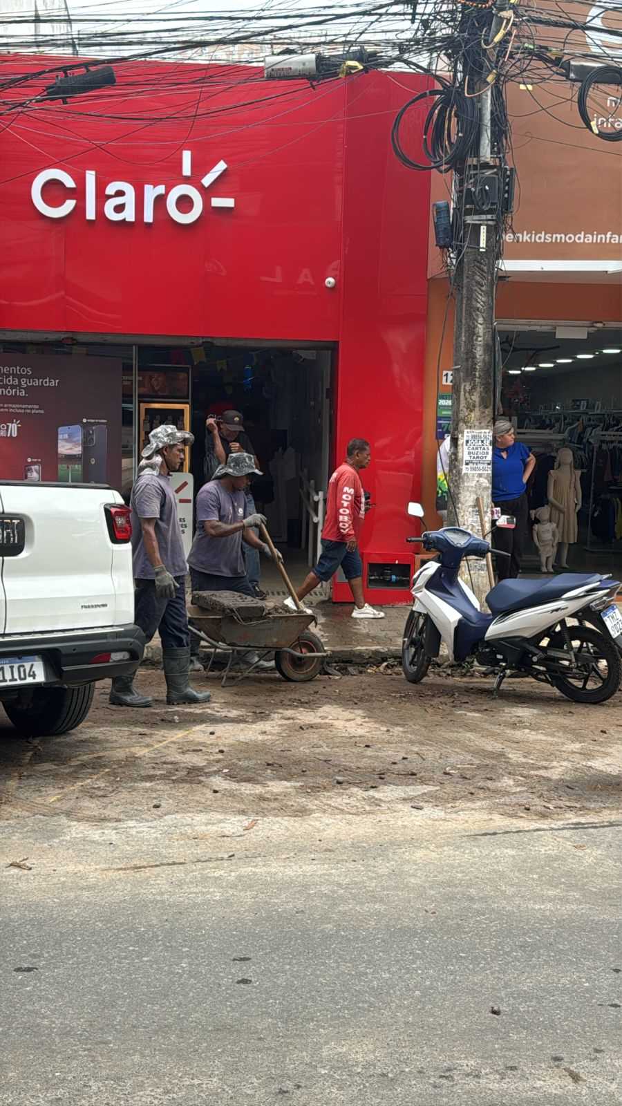 Prefeitura intensifica limpeza de bueiros para reduzir riscos de alagamentos em Ilhéus.