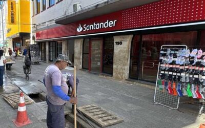 Prefeitura realiza limpeza preventiva de canaletas no Calçadão da Rua Marquês de Paranaguá.