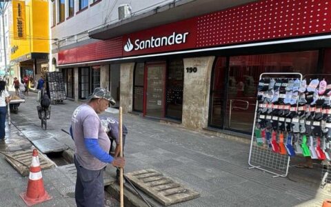 Prefeitura realiza limpeza preventiva de canaletas no Calçadão da Rua Marquês de Paranaguá.