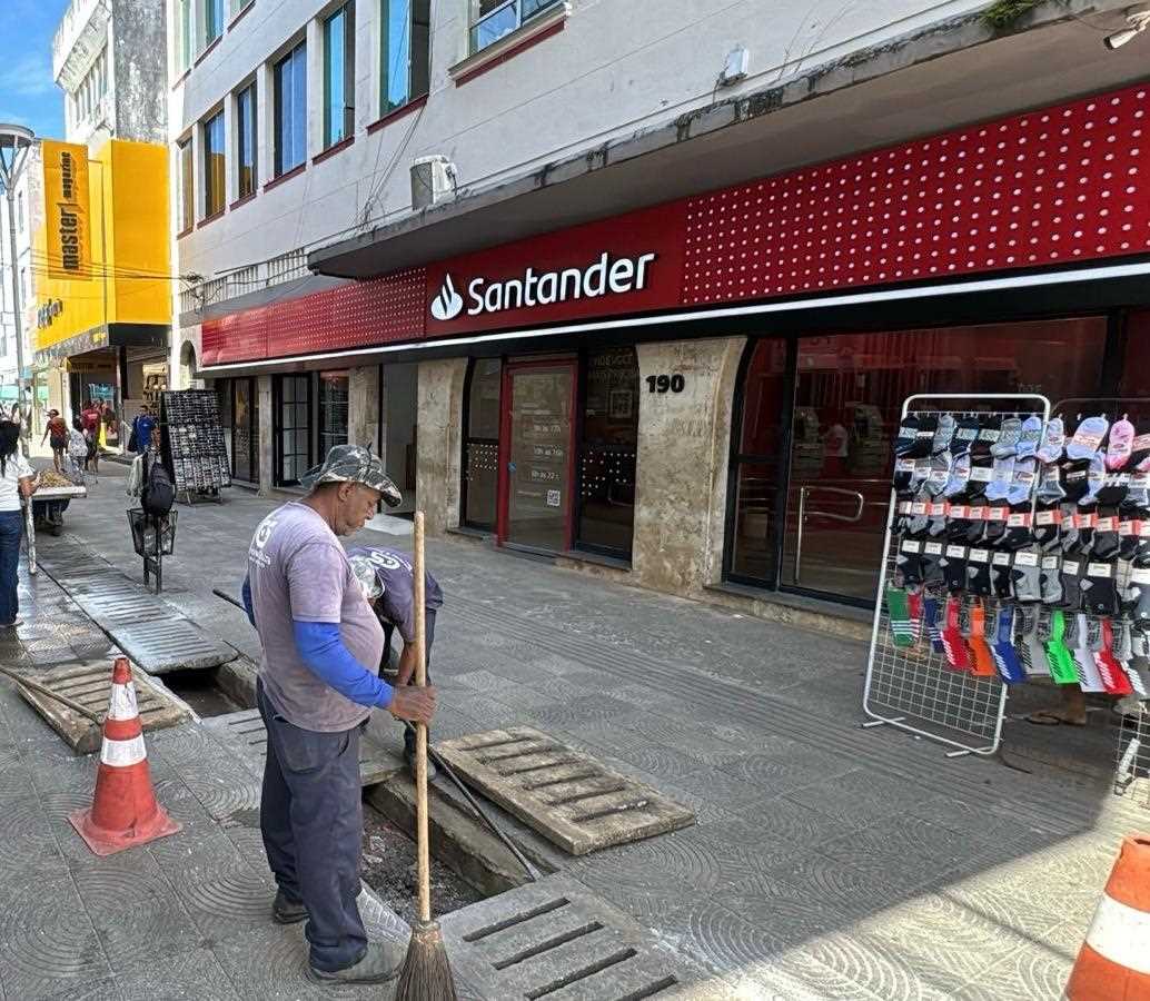 Prefeitura realiza limpeza preventiva de canaletas no Calçadão da Rua Marquês de Paranaguá.