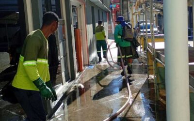 Operação de lavagem reforça serviços de limpeza no centro de Ilhéus.