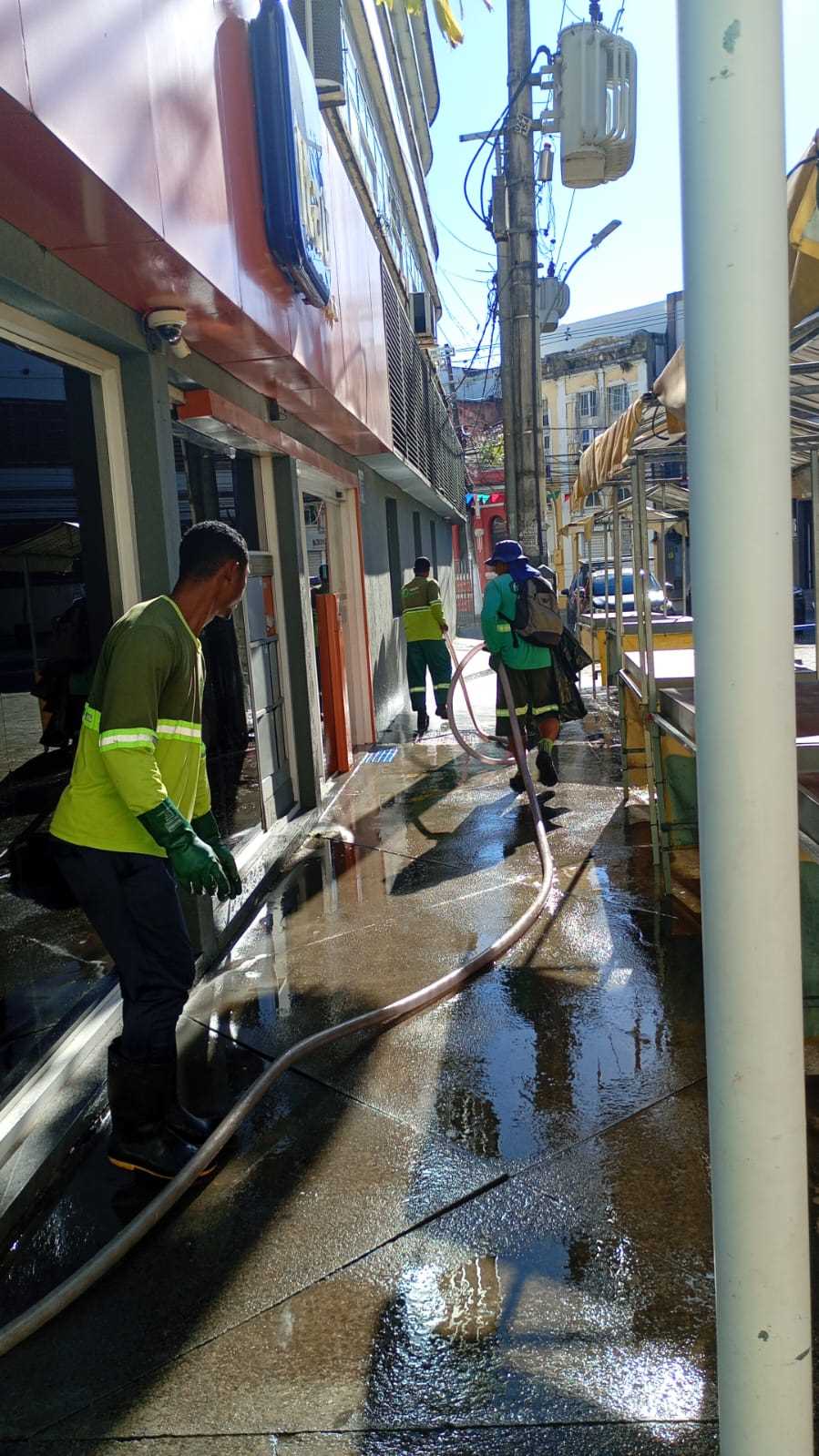 Operação de lavagem reforça serviços de limpeza no centro de Ilhéus.