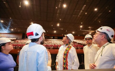 Jerônimo Rodrigues visita obra do Teatro Castro Alves, que reabre ao público em 1º de julho.