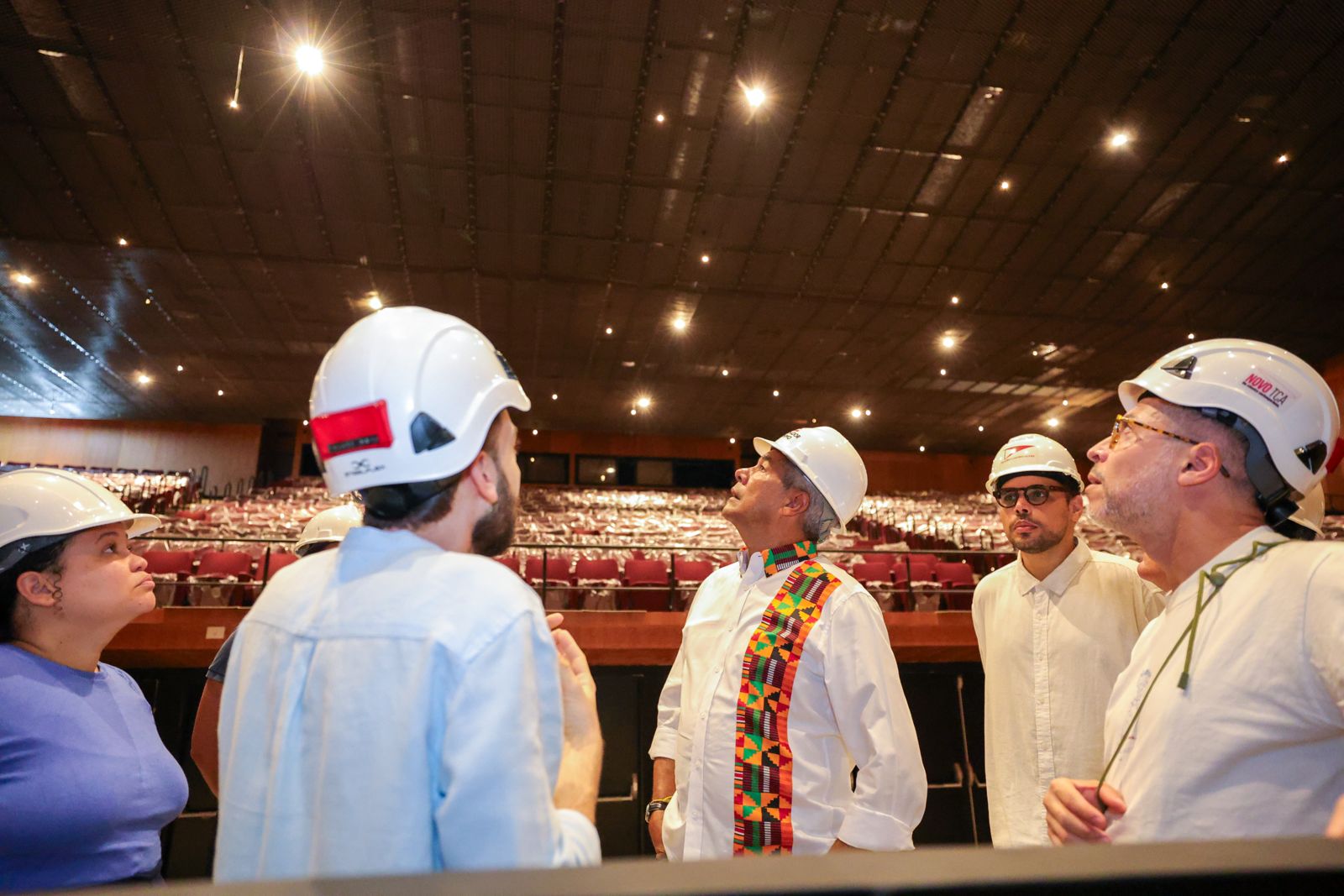 Jerônimo Rodrigues visita obra do Teatro Castro Alves, que reabre ao público em 1º de julho.