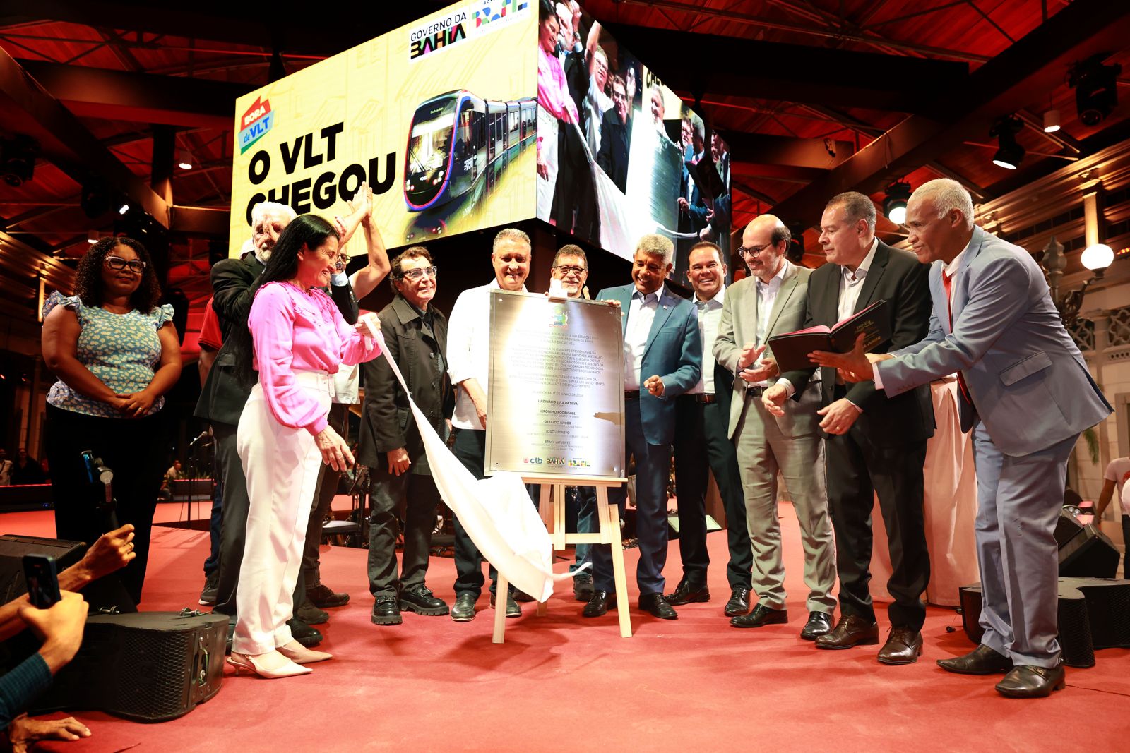 Jerônimo Rodrigues entrega primeira estação do VLT de Salvador e marca avanço da nova mobilidade na capital baiana.