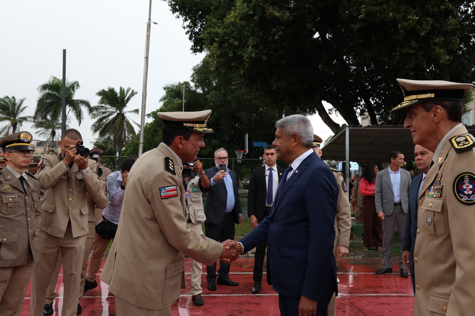 Nova lei garante condições especiais de promoção para policiais e bombeiros militares da Bahia.
