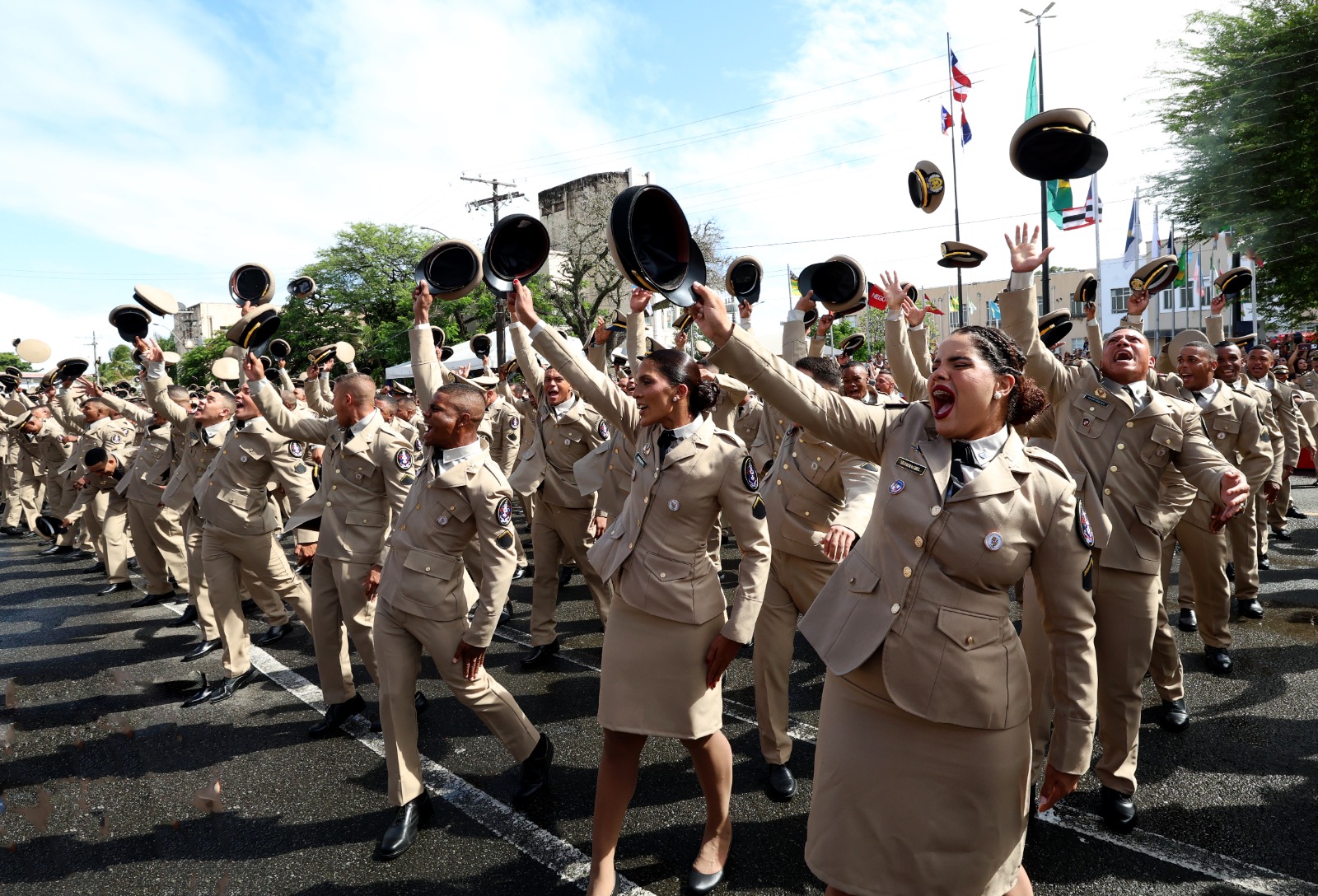 Formatura de 1.441 novos policiais militares e entrega de equipamentos fortalecem segurança pública na Bahia.
