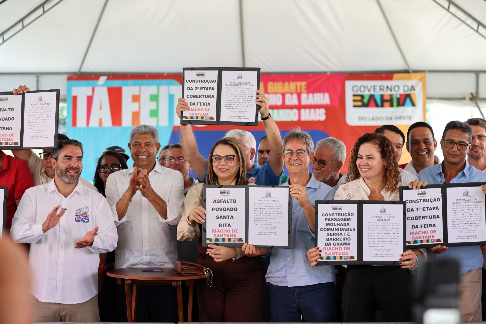 Escola modernizada, pavimentação e combate à fome marcam agenda do governador em Riacho de Santana.