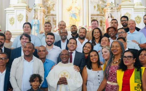 Bebeto Galvão destaca potencial turístico e econômico de Camamu durante festividades do aniversário da cidade.