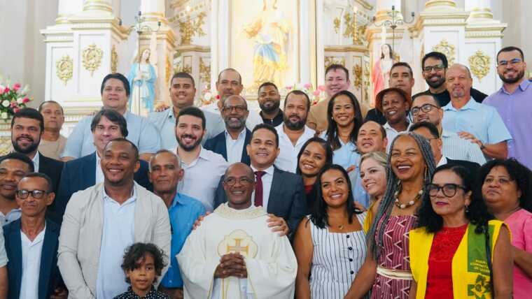 Bebeto Galvão destaca potencial turístico e econômico de Camamu durante festividades do aniversário da cidade.