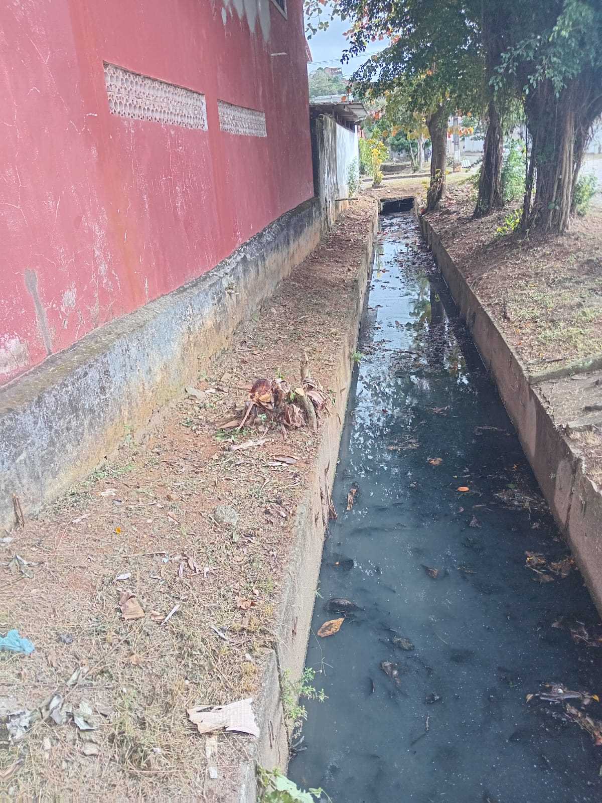Prefeitura realiza limpeza e desobstrução de canal no Hernani Sá.