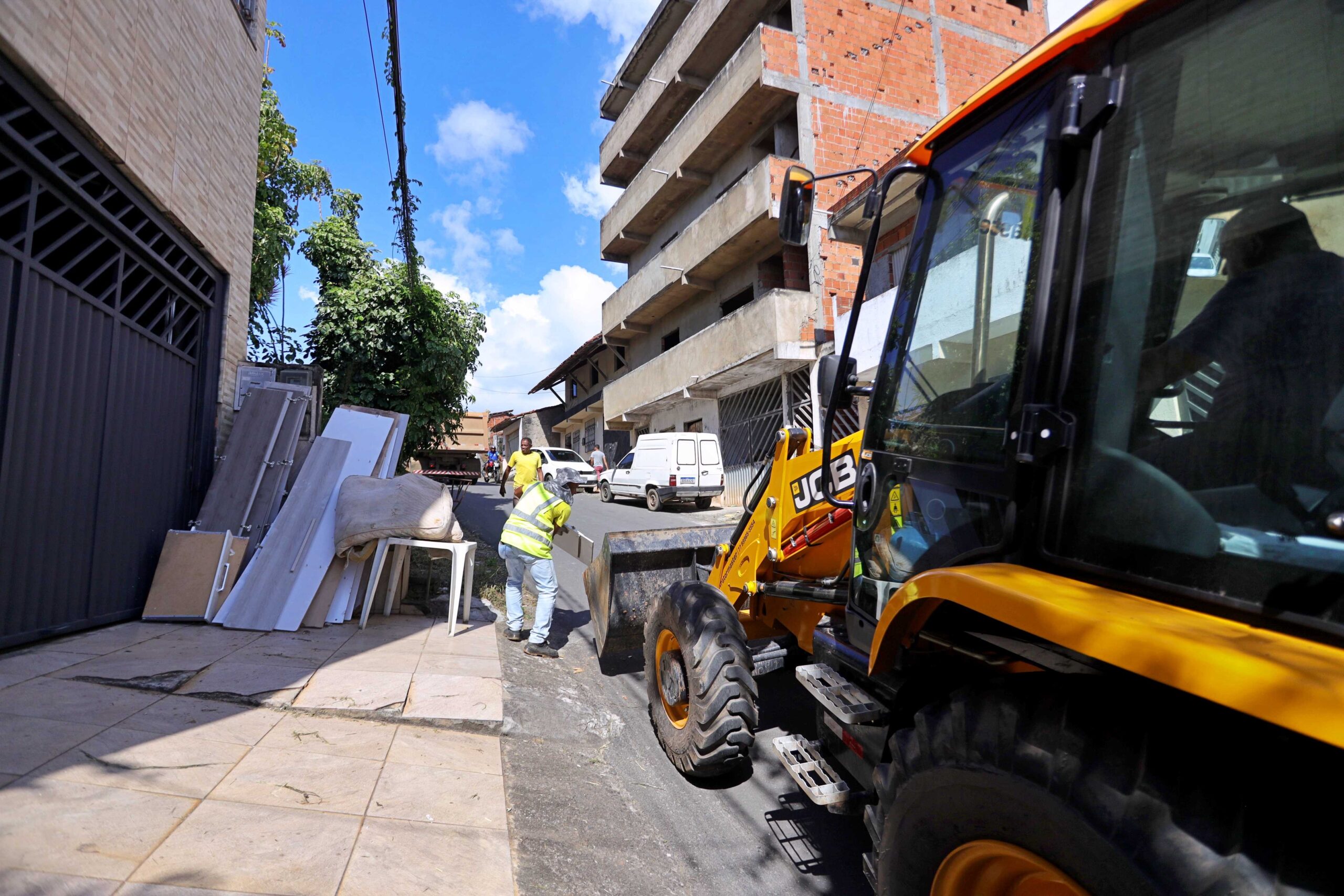 Operação "cata-treco" ajuda a manter bairros mais limpos e organizados.