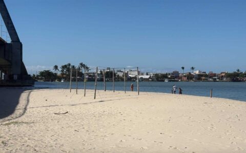 SEMOP intensifica orientação para evitar novas ocupações na faixa de areia.