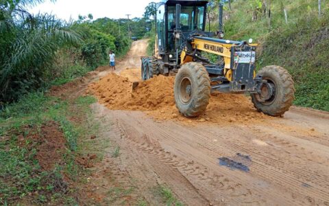 Patrolamento e tapa-buracos melhoram acesso e mobilidade em estradas da zona rural de Ilhéus.
