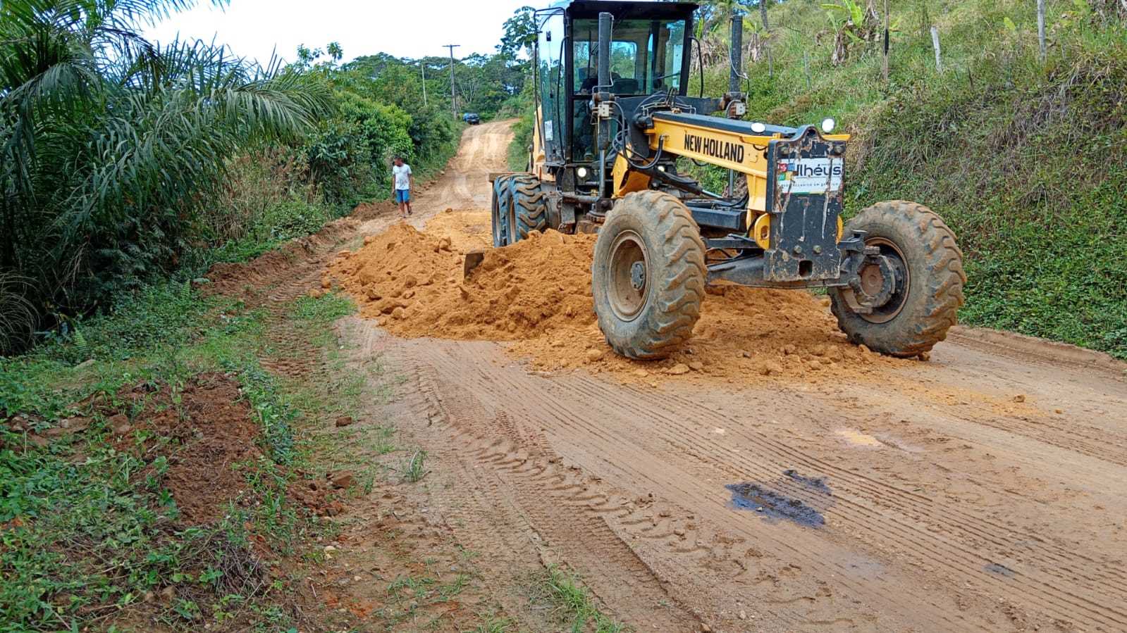 Patrolamento e tapa-buracos melhoram acesso e mobilidade em estradas da zona rural de Ilhéus.
