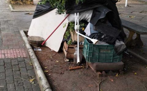 Prefeitura realiza ação para retirar acampamento irregular na Praça Santa Rita.