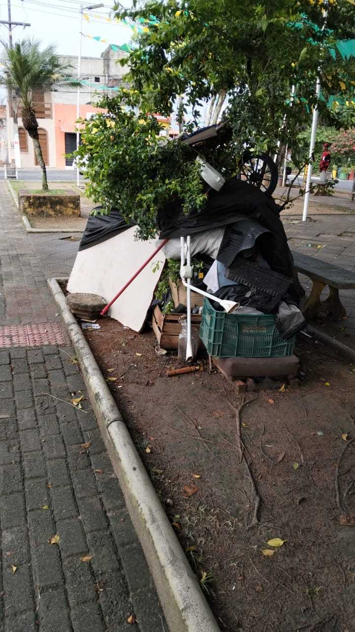 Prefeitura realiza ação para retirar acampamento irregular na Praça Santa Rita.