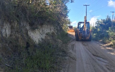Prefeitura recupera pontos críticos na região de Sapucaeira, distrito de Olivença.