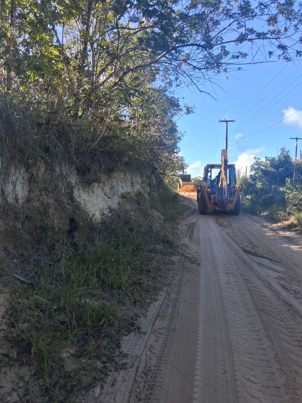 Prefeitura recupera pontos críticos na região de Sapucaeira, distrito de Olivença.