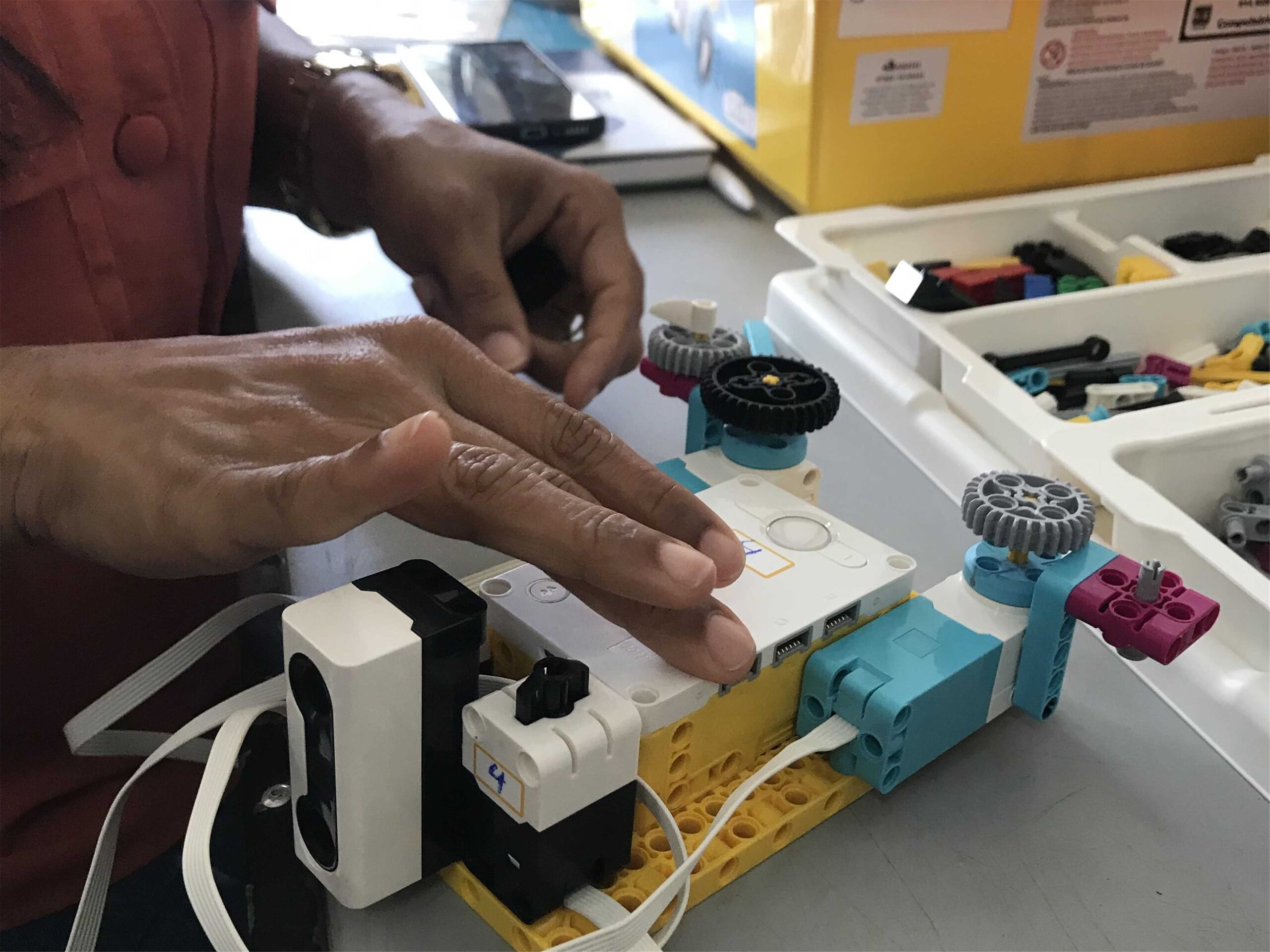 SEDUC realiza formação em Robótica para professores da rede municipal.