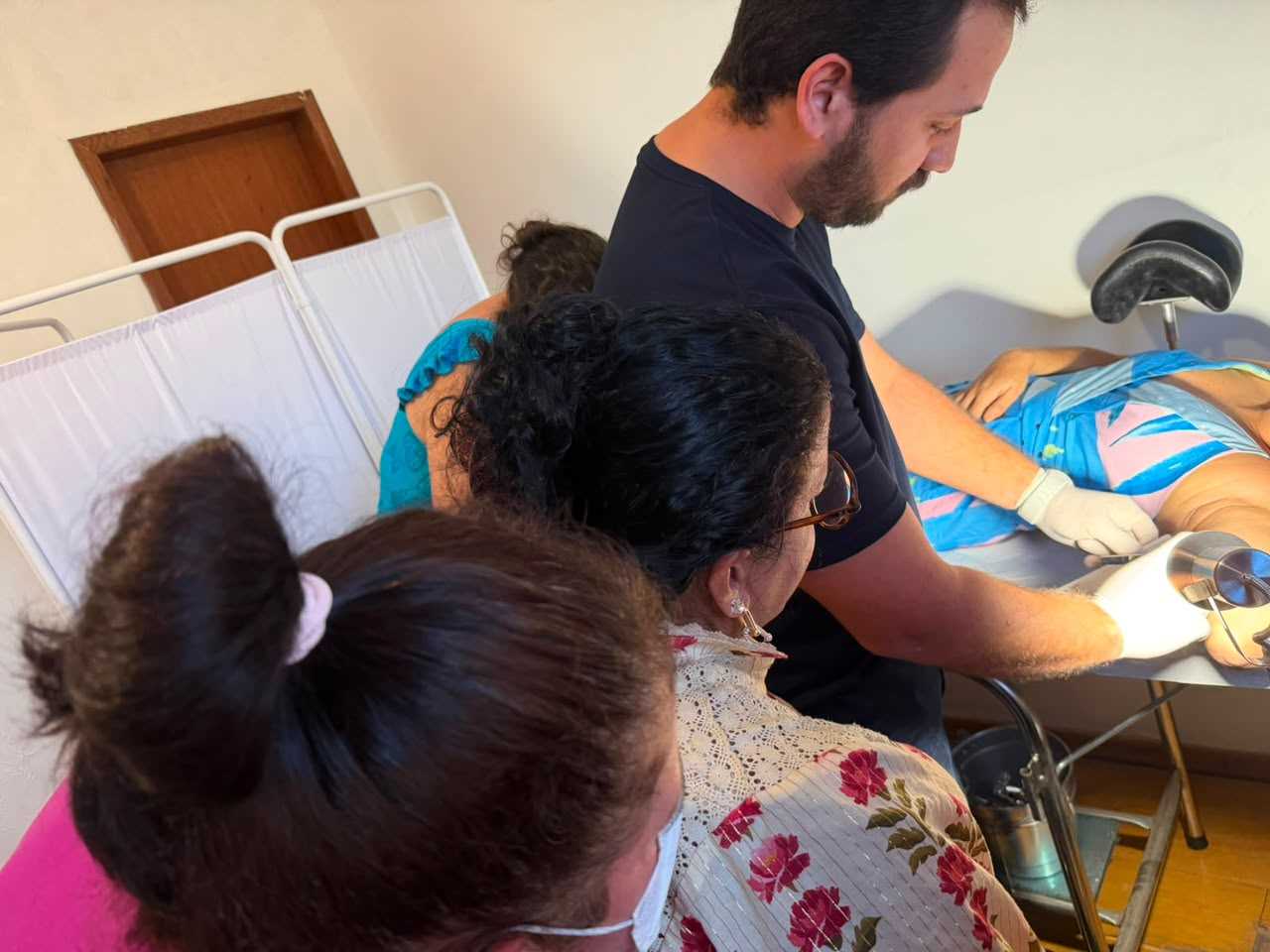 Médicos da Atenção Primária de Ilhéus são capacitados para inserção do Implanon na rede municipal.