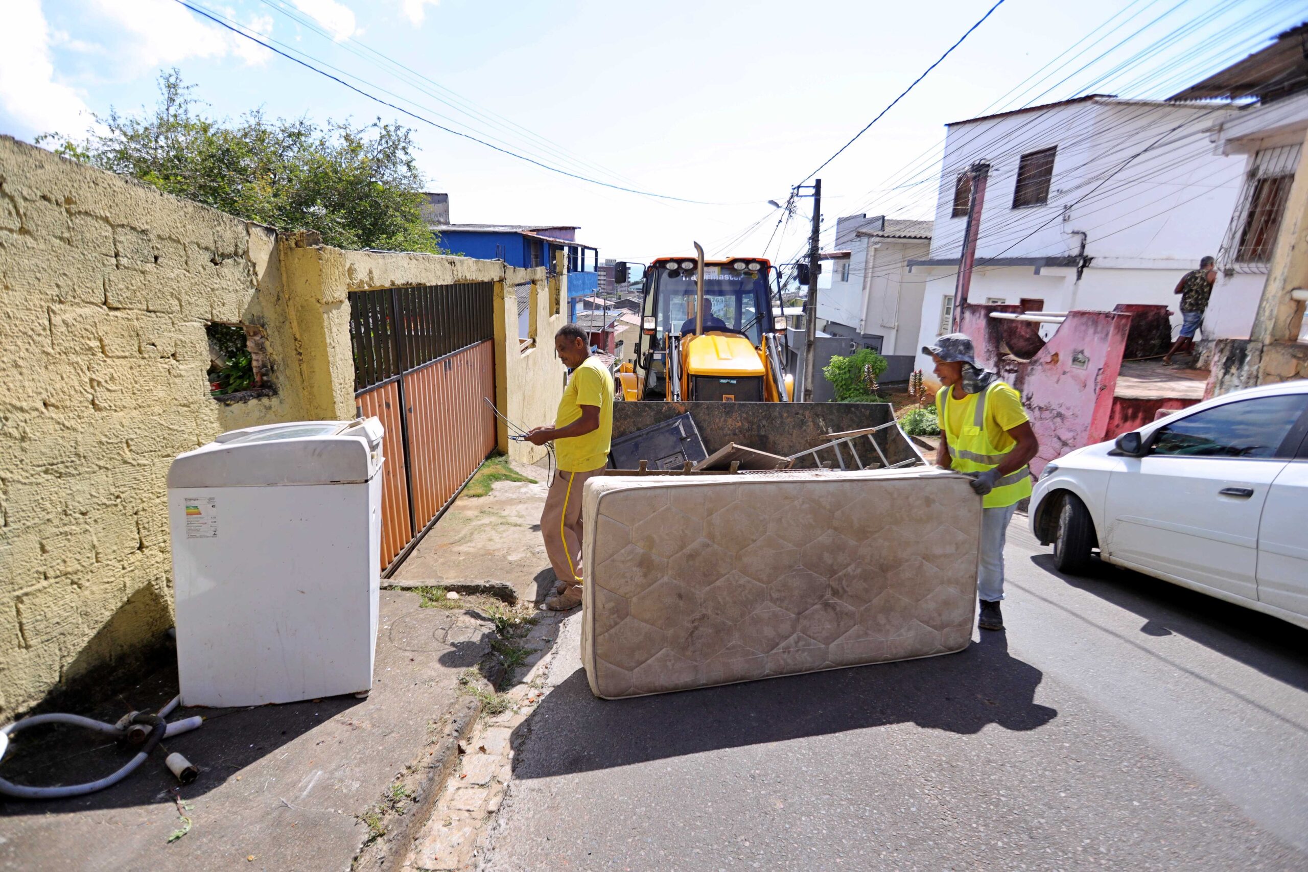 Cata-Treco chega aos residenciais Vila Cachoeira, Morada do Porto e Banco da Vitória nesta terça.