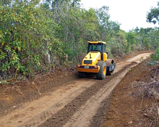 Prefeitura realiza patrolamento e encascalhamento na região do Aderno.