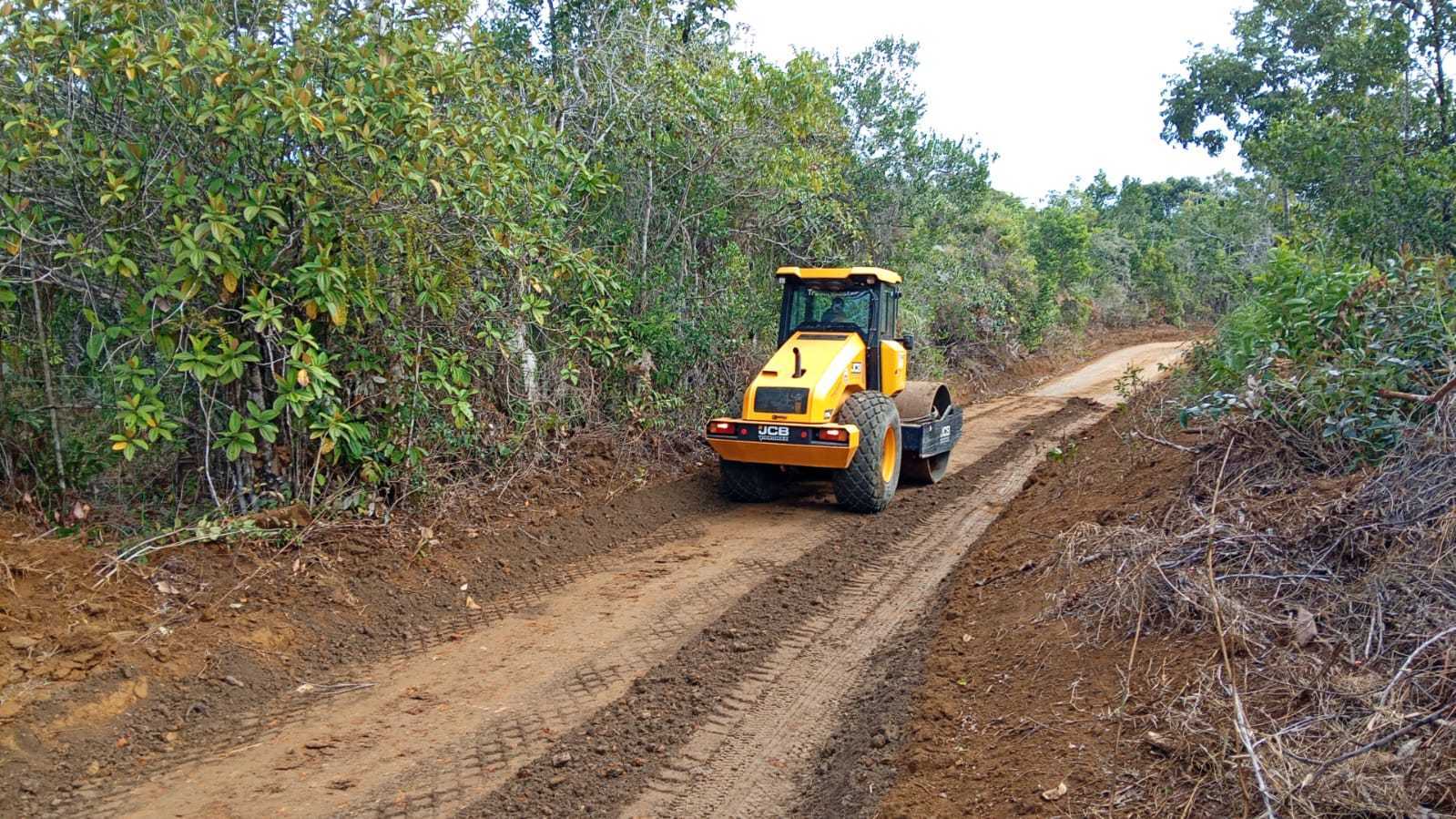 Prefeitura realiza patrolamento e encascalhamento na região do Aderno.