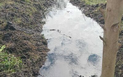 Limpeza de canal e valetas remove resíduos acumulados e favorece o escoamento da água.