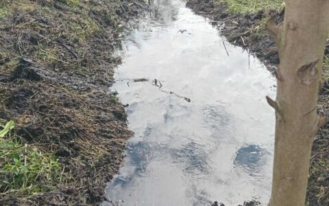 Limpeza de canal e valetas remove resíduos acumulados e favorece o escoamento da água.