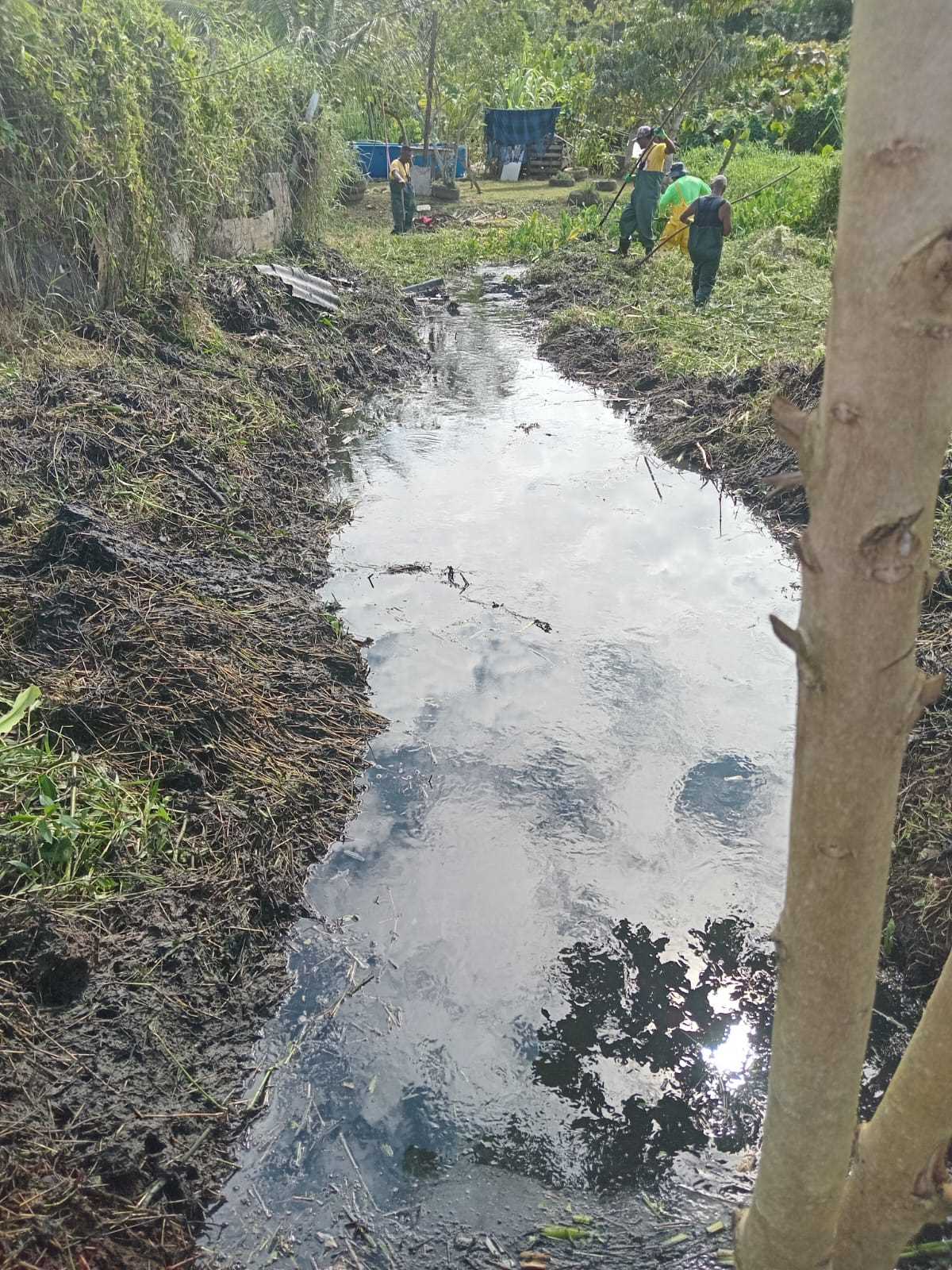 Limpeza de canal e valetas remove resíduos acumulados e favorece o escoamento da água.