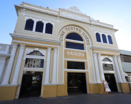 Projeto Cinema na Praça promove sessões gratuitas e debate sobre filmes em Ilhéus.