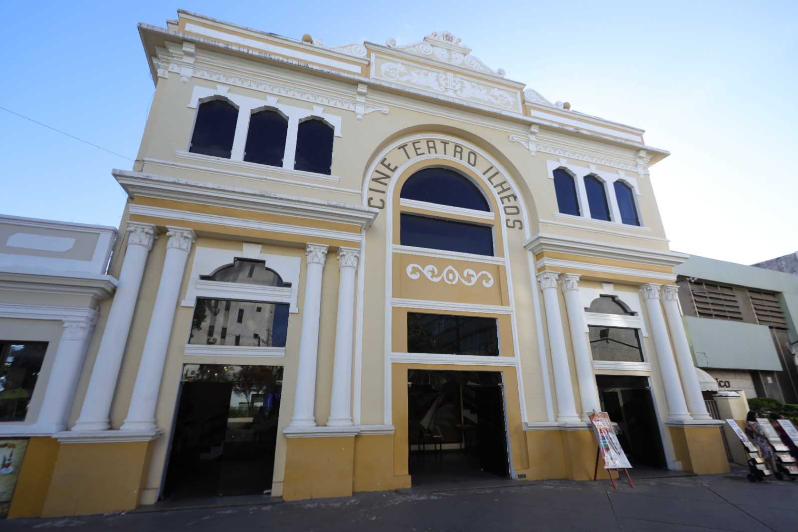 Projeto Cinema na Praça promove sessões gratuitas e debate sobre filmes em Ilhéus.