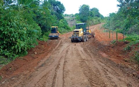 Mutirão inicia recuperação de estradas que atendem comunidades da zona rural de Ilhéus.